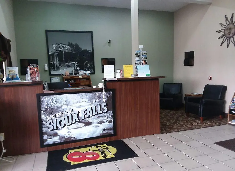 Super 8 By Wyndham Airport I90-1