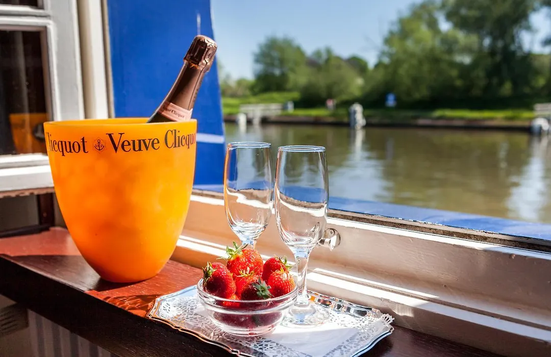 Boat Hotel De Barge-1