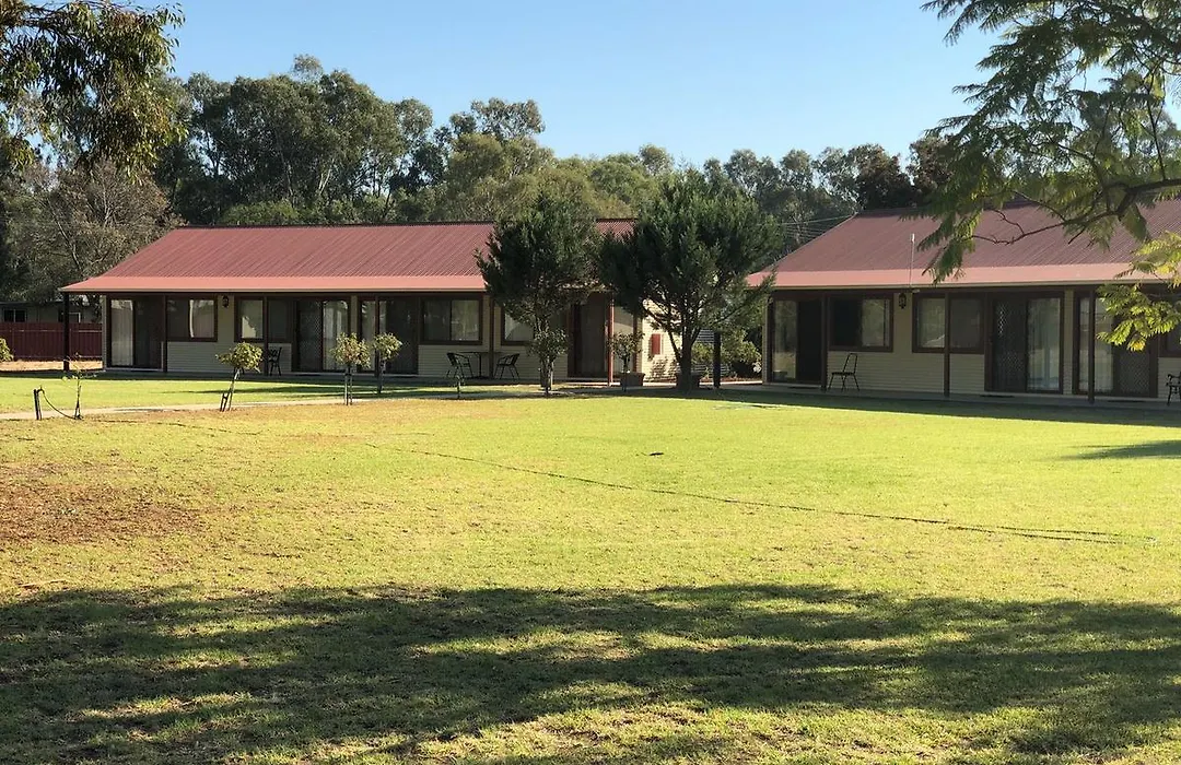 Outback Quarters Motel Hay And Restaurant-1