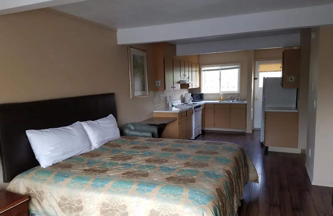 Townhouse Inn & Suites-1