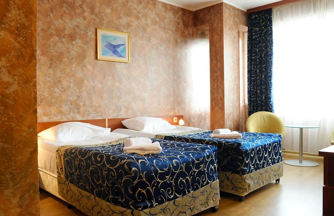 Hotel Akord - Free Parking & Metro Access-1