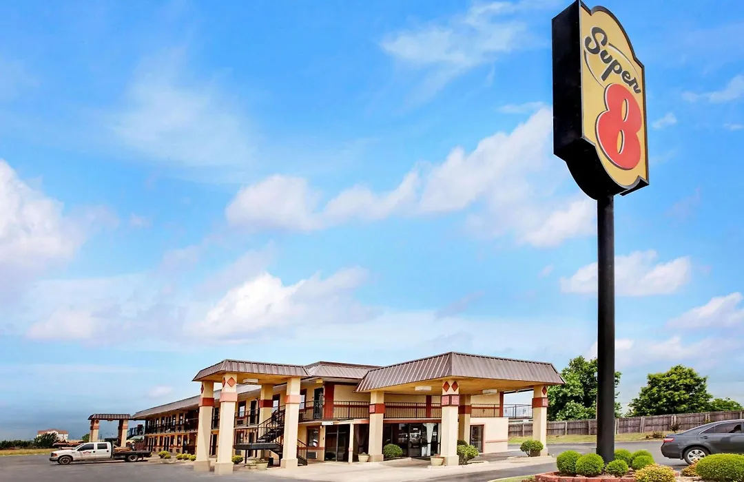 Super 8 By Wyndham Shawnee-1
