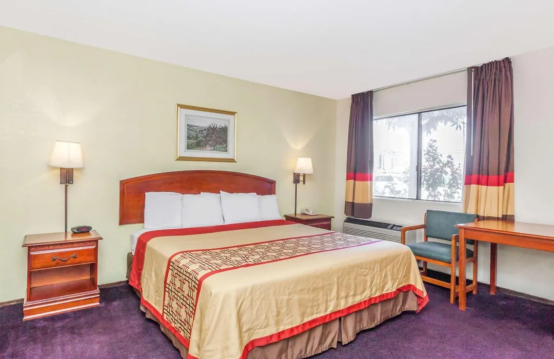 Super 8 By Wyndham Bakersfield/Central-1