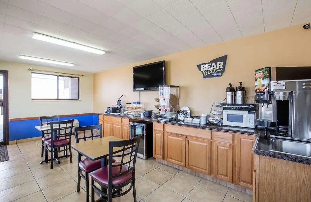 Travelodge By Wyndham Great Bend-1