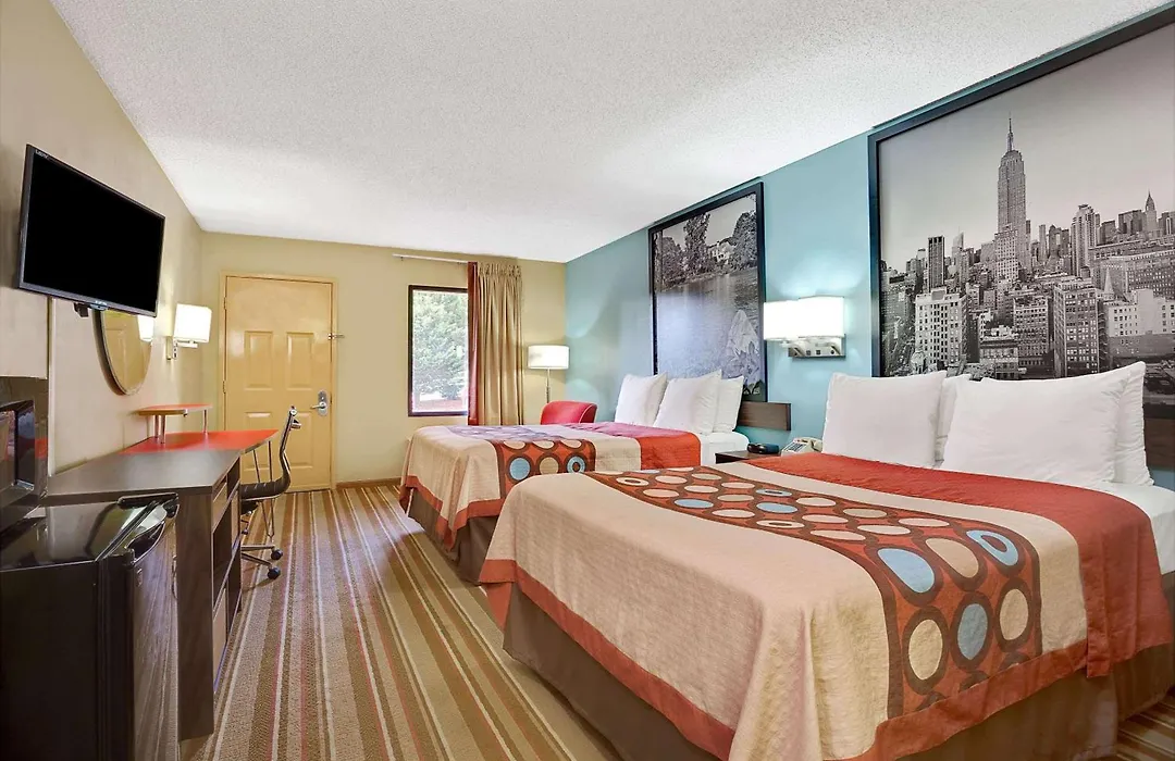 Super 8 By Wyndham Forest Park-1