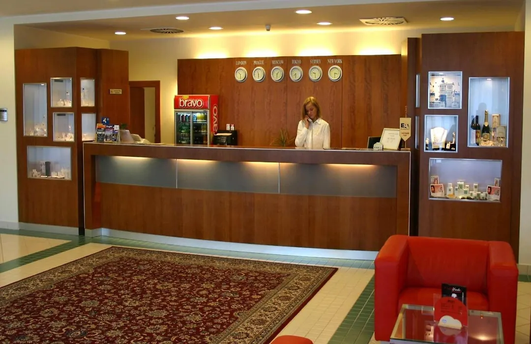 Ramada Airport Hotel Prague-1