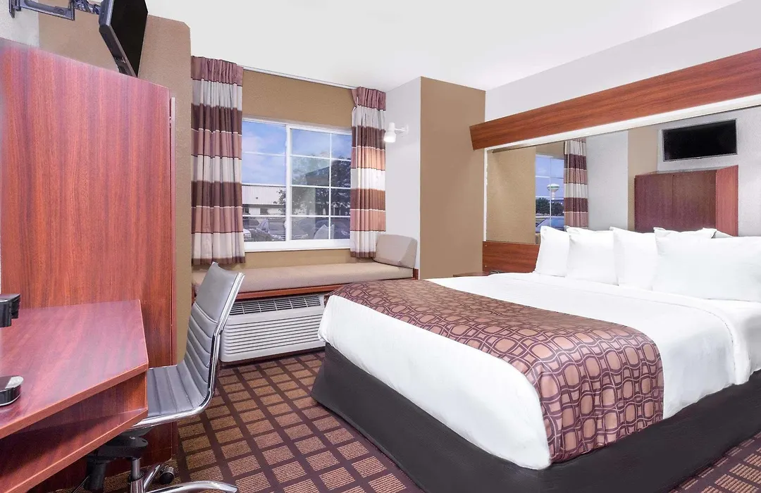 Microtel Inn & Suites By Wyndham Green Bay-1