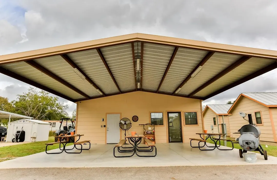 Brush Country Lodge-1
