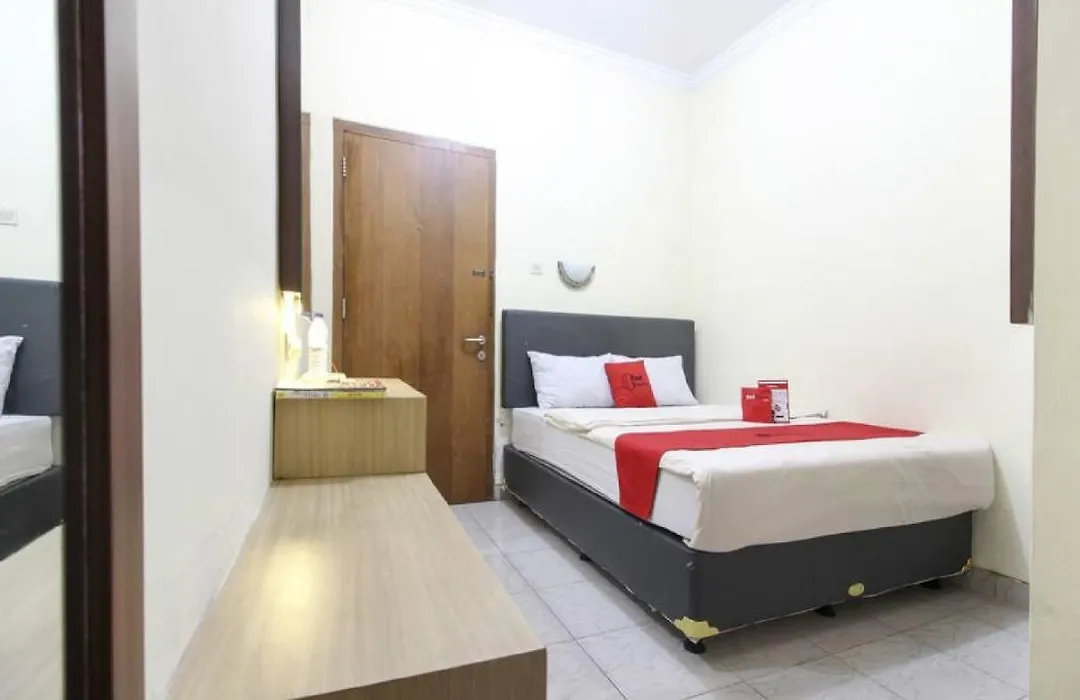 RedDoorz Plus near Stadion Mandala Krida-1