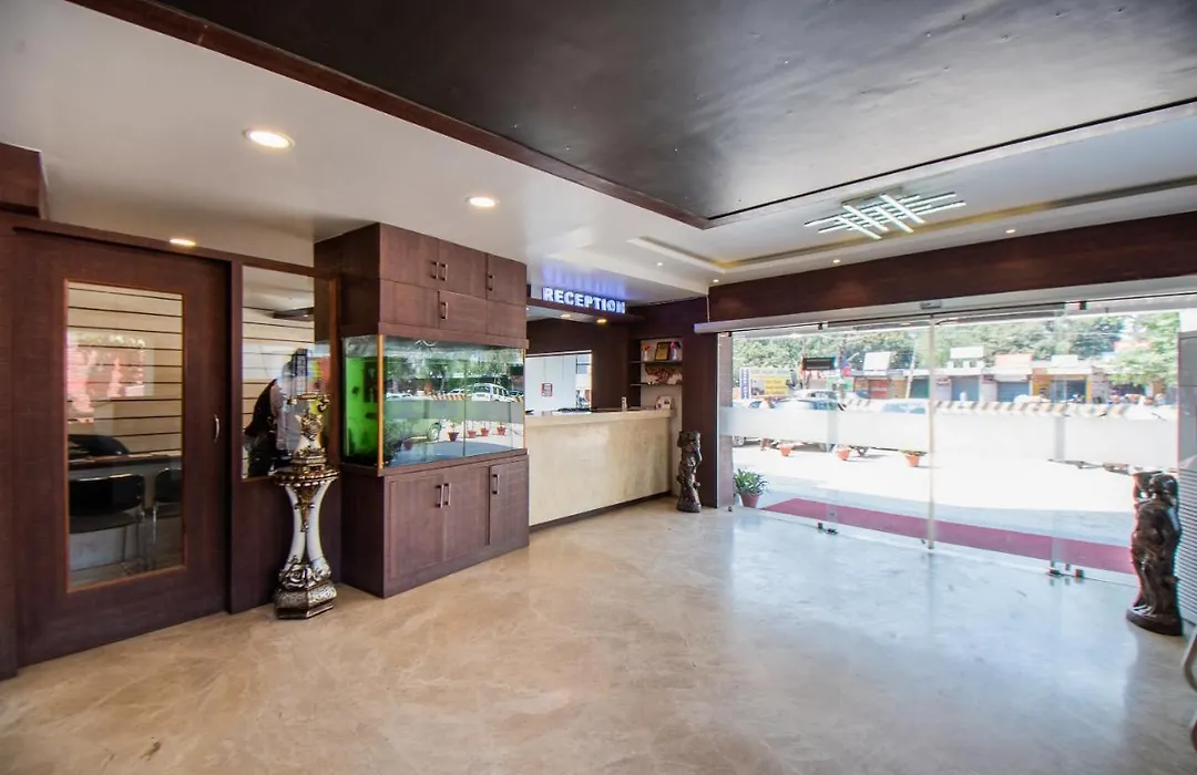 Oyo 33503 Hotel Holiday International-1