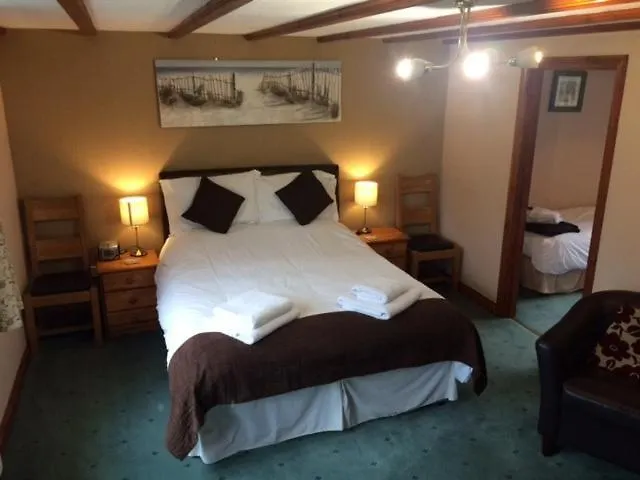 Crown House & Lodges B&B-1
