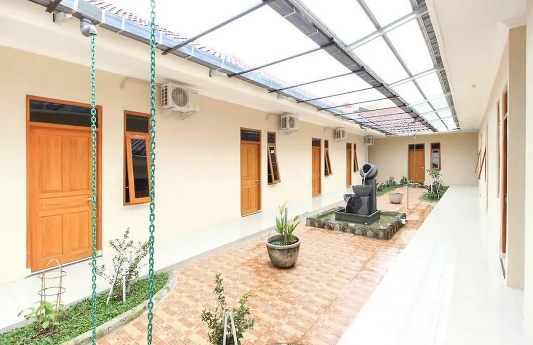 Reddoorz Near Sheikh Zayed Surakarta-1