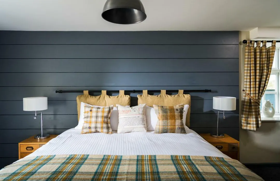 Lifeboat Inn-1