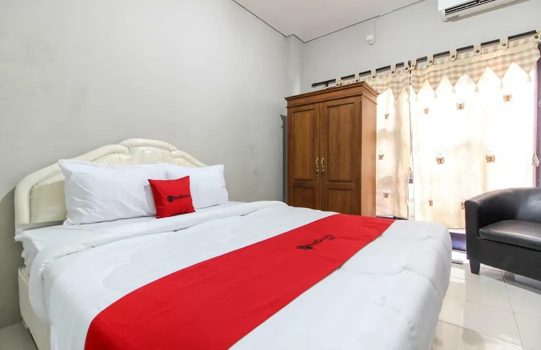 Reddoorz Near Solo Balapan Station 2-1