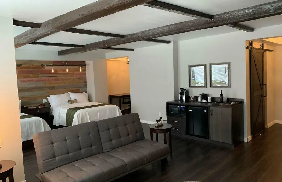 Cedar Stables Inn & Suites-1