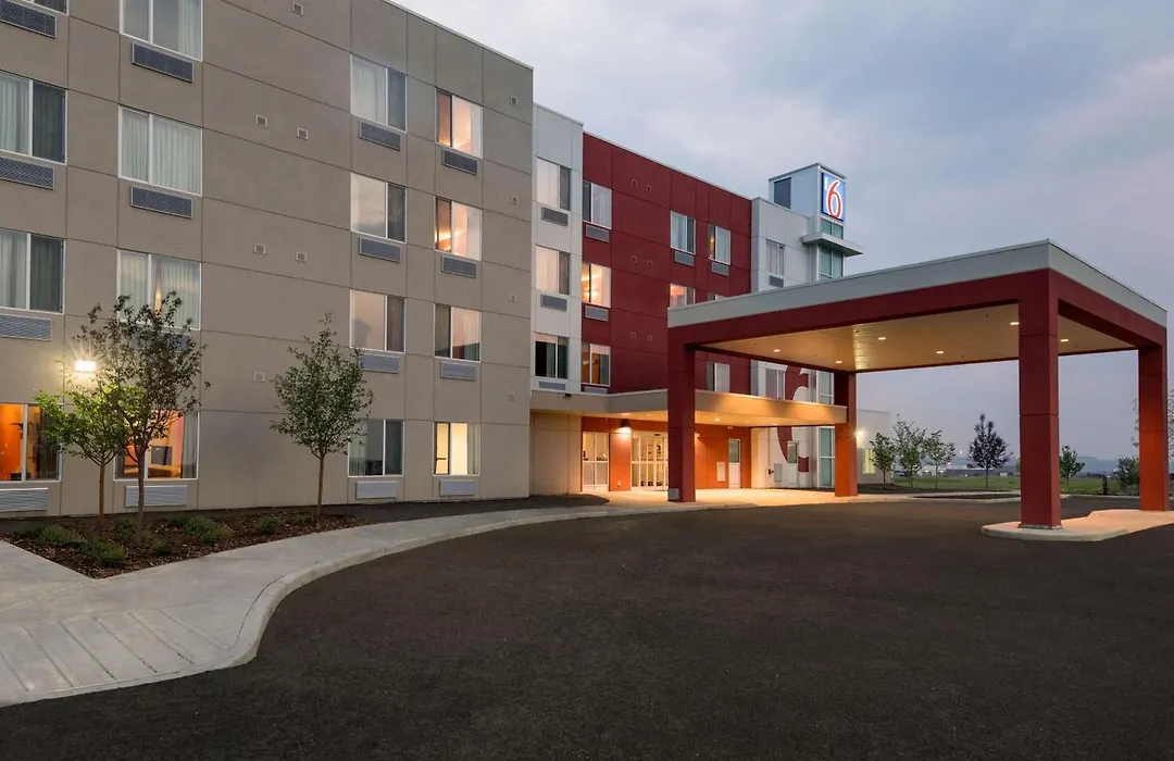 Motel 6 Airdrie-1