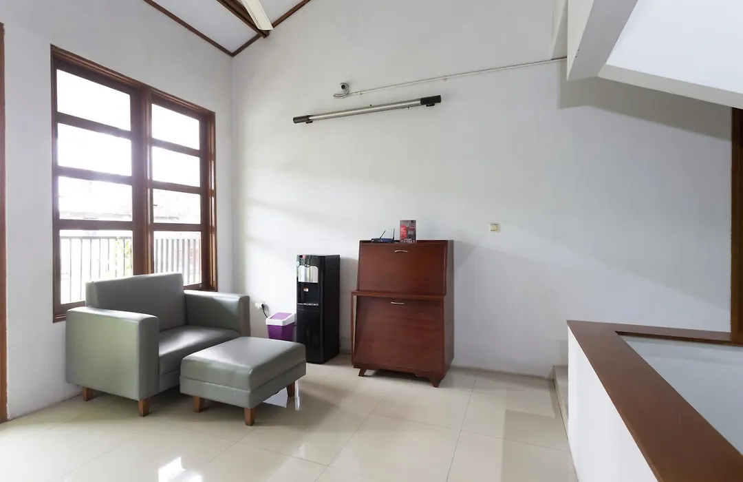 Reddoorz Plus Near Cilandak Town Square 2-1