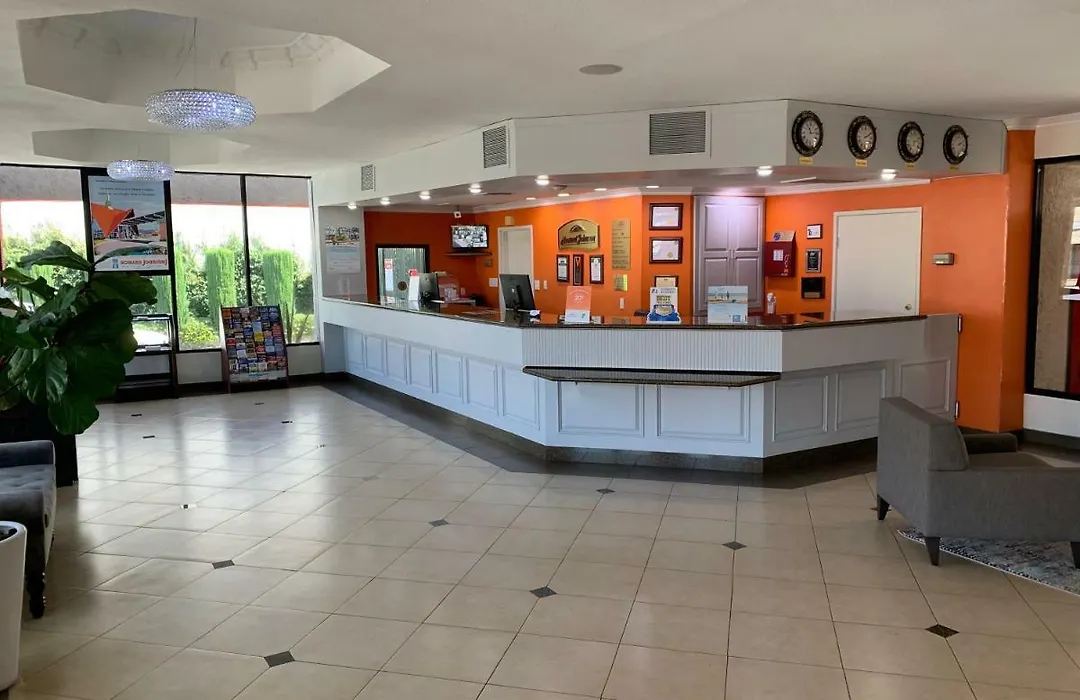 Howard Johnson By Wyndham Reseda Hotel & Suites-1