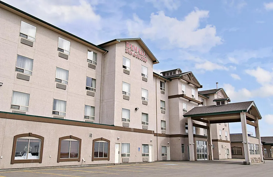 Ramada By Wyndham Clairmont/Grande Prairie-1