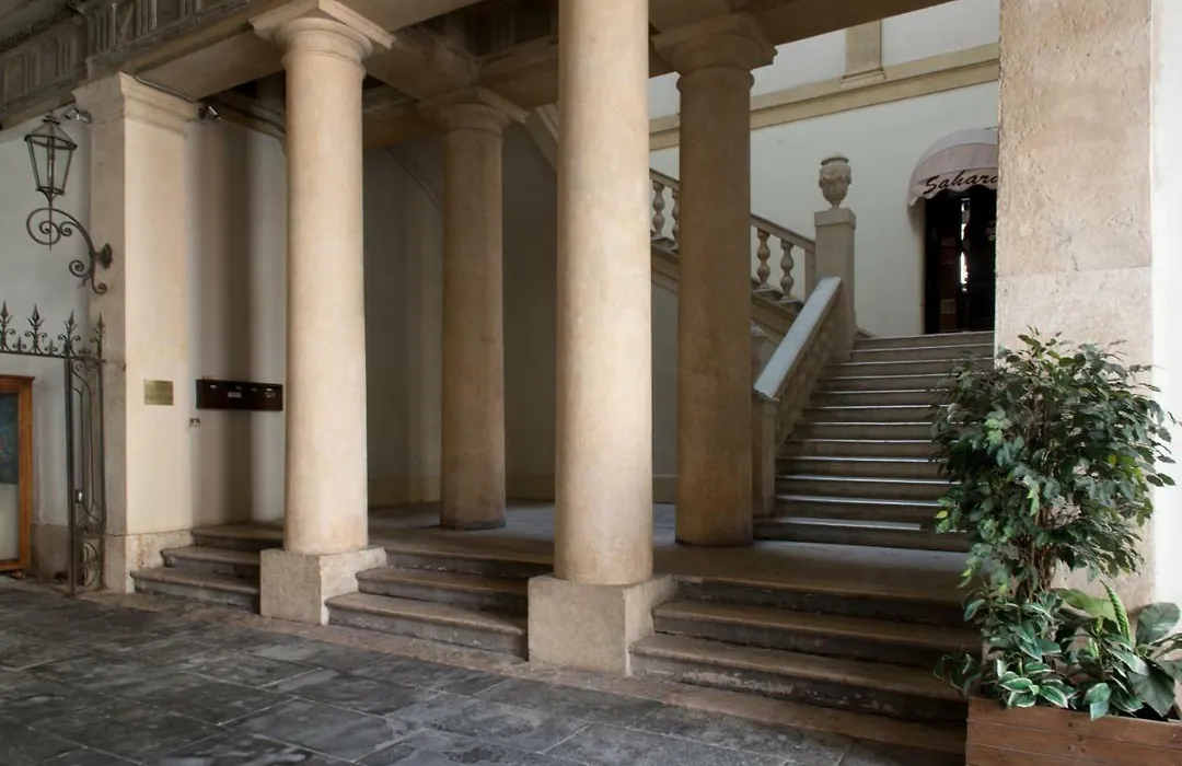 Il Cappello Di Giulietta - 2Nd Floor - Stairs Required-1
