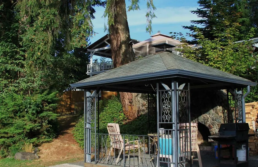 Linda'S By The Lake-1