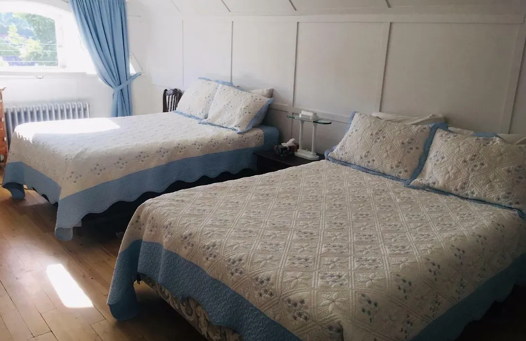 Le Petit Chateau Montebello B&B-1