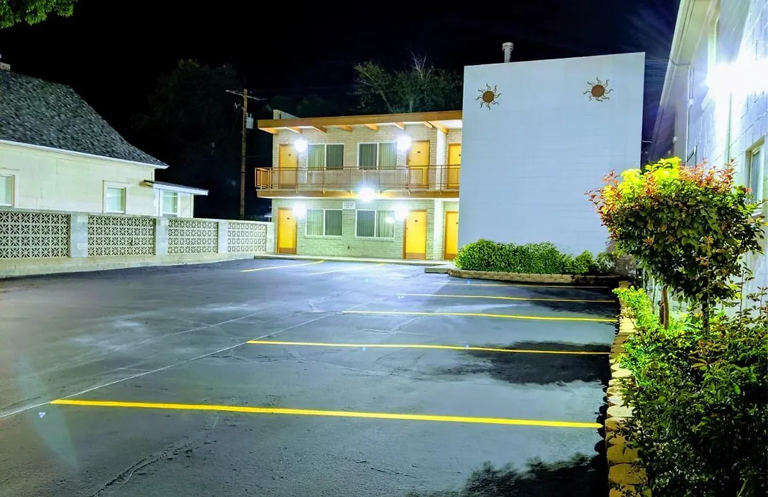Economy Inn-1