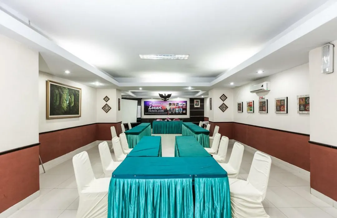 Reddoorz Plus @ Losari Beach Hotel-1