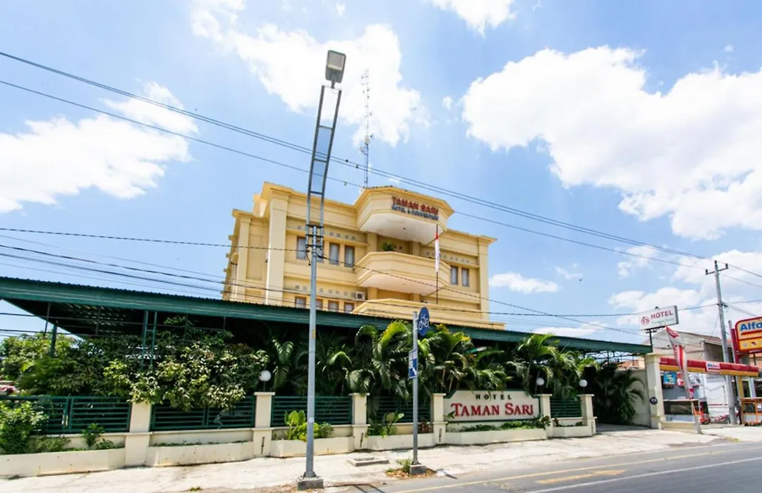 RedDoorz Plus near Alun Alun Karanganyar-1