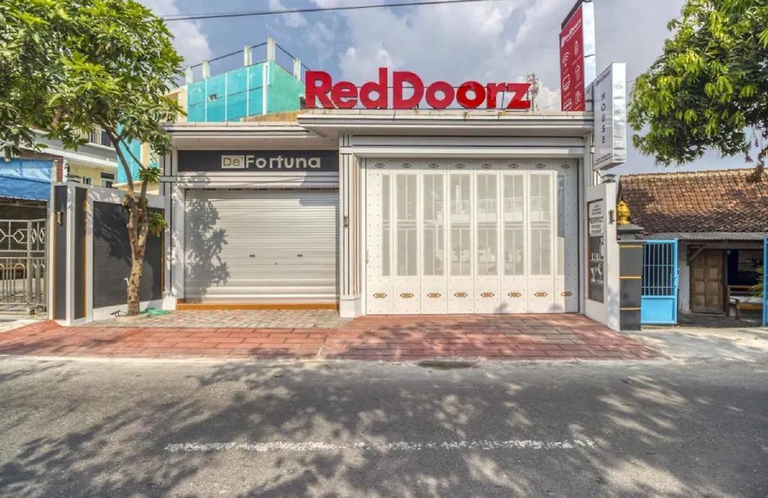 Reddoorz Plus Near Gembira Loka Zoo 2-1