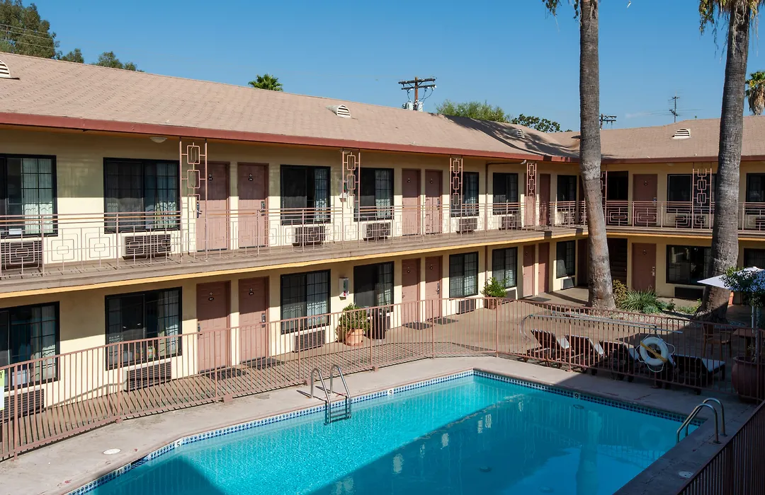 Studio City Court Yard Hotel-1