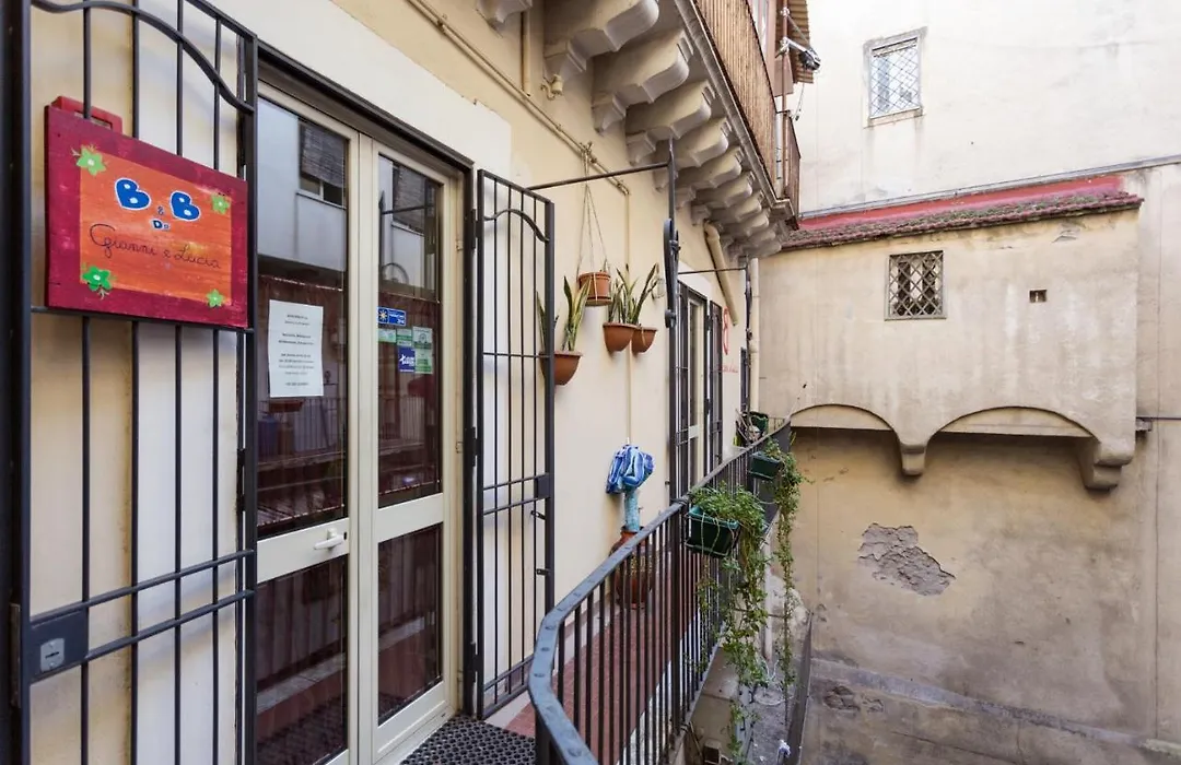 Da Gianni E Lucia Rooms With Bathroom In The City Center-1