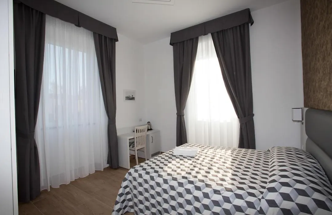Guesthouse Porto Di Roma-1