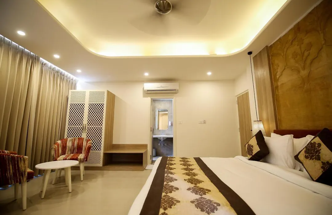Hotel Ratangarh Palace-1