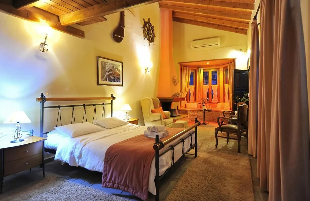 Ganimede Hotel, Galaxidi-1