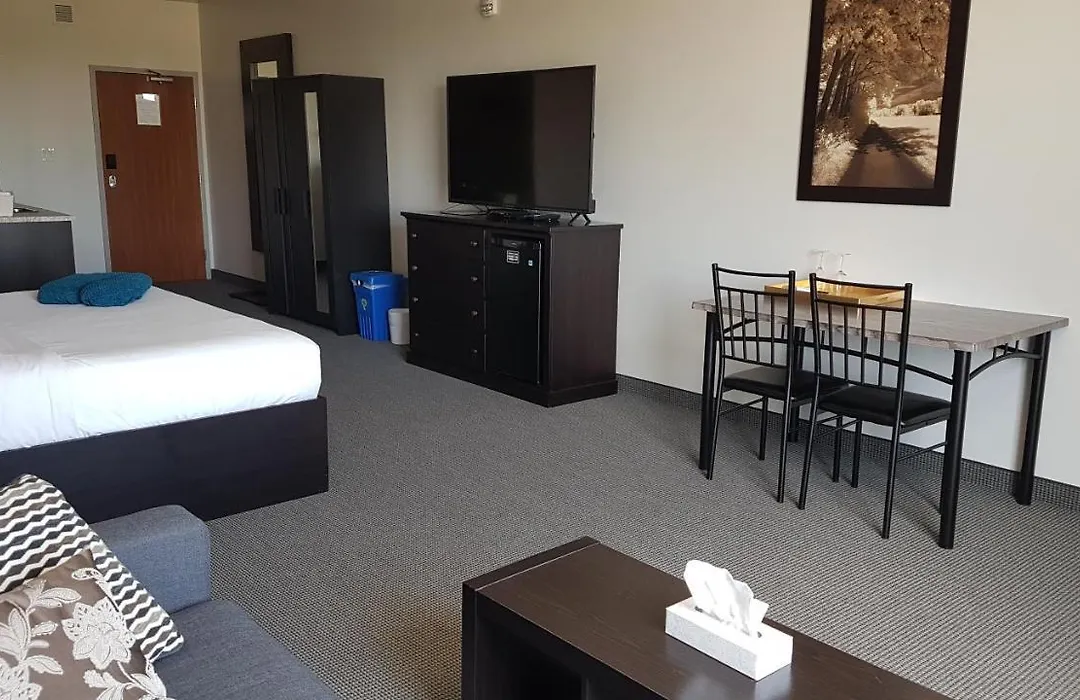 Roadhouse 52 Inn & Suites-1