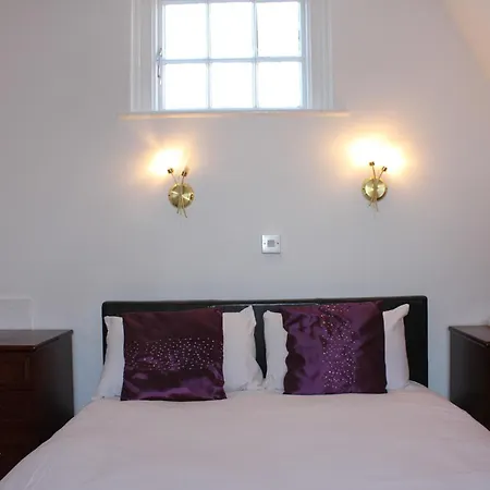 The George Hotel Stansted Airport-3