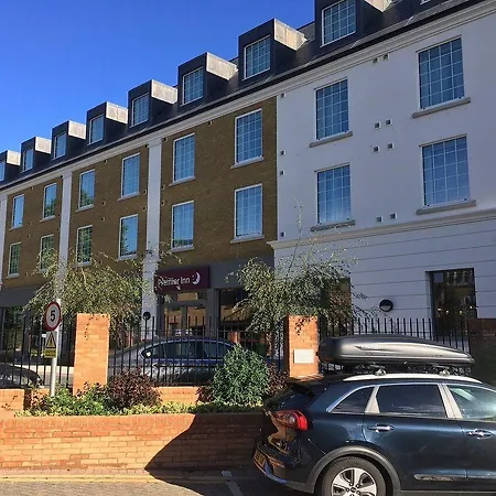 Premier Inn Epsom Town Centre-3