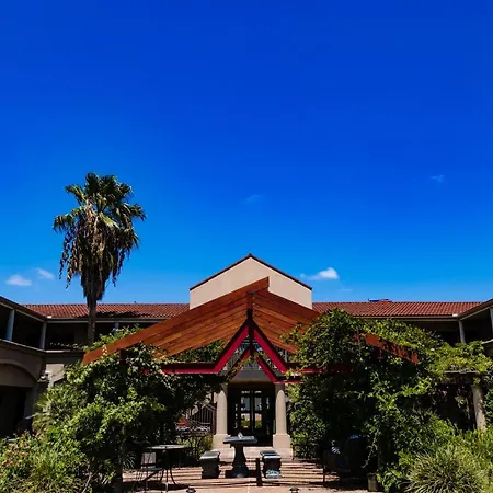Vineyard Court Designer Suites Hotel-2