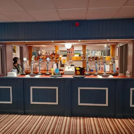 The Avenue Club And Lodge-2