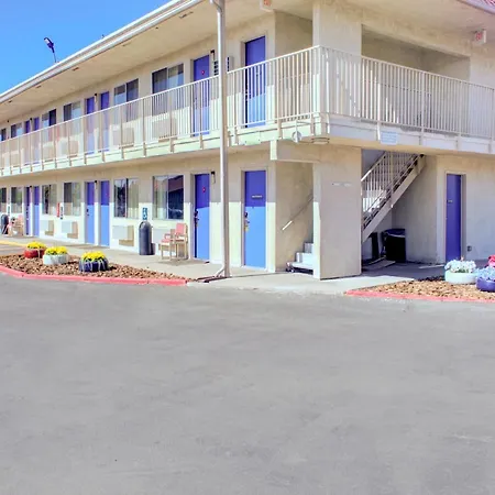 Travelodge By Wyndham Miles City-2
