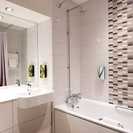 Premier Inn Cheltenham Town Centre-3