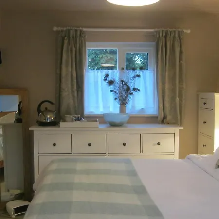 The Moats - Coddington A Small Private Thatched Cottage B&B Located In Quiet Countryside Between Ledbury And Malvern - Convenient For The Malvern Three Counties Showground And 5 Miles From Excellent Shops Restaurants And Ledbury Poetry Festival-3