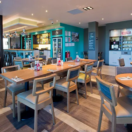 Premier Inn London Tolworth-3