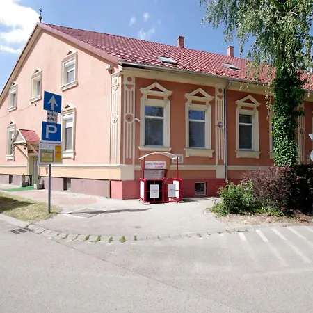 Feher Hajo Panzio Gyor-2