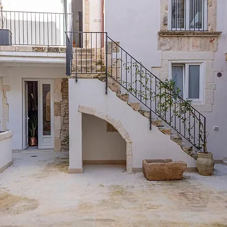 Isabella Di Castiglia Apartments-3