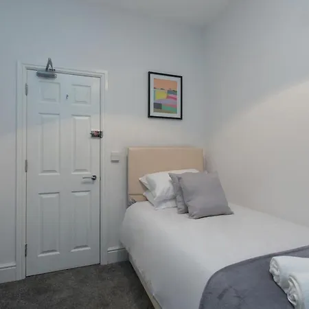 Townhouse @166 Ruskin Rd-3