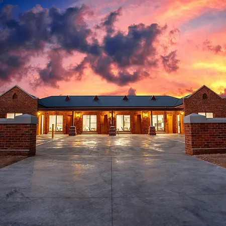 Red Waratah Accommodation-2