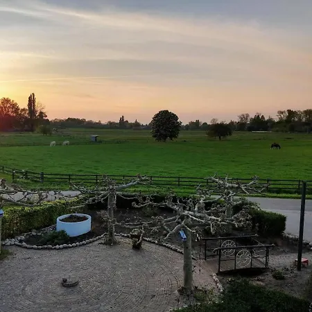 Bed&Breakfast Maas en Waal-3