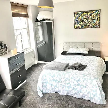 Camden Guest House Double Bedroom With Super Large King Bed-3